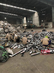 Nhân viên phân loại phế liệu