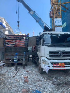 Bốc xếp phế liệu lên xe