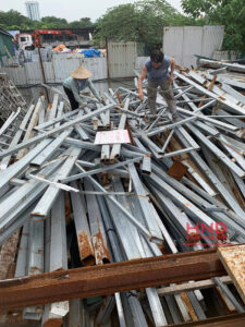 Nhân viên đang bốc xếp, thu gom phế liệu