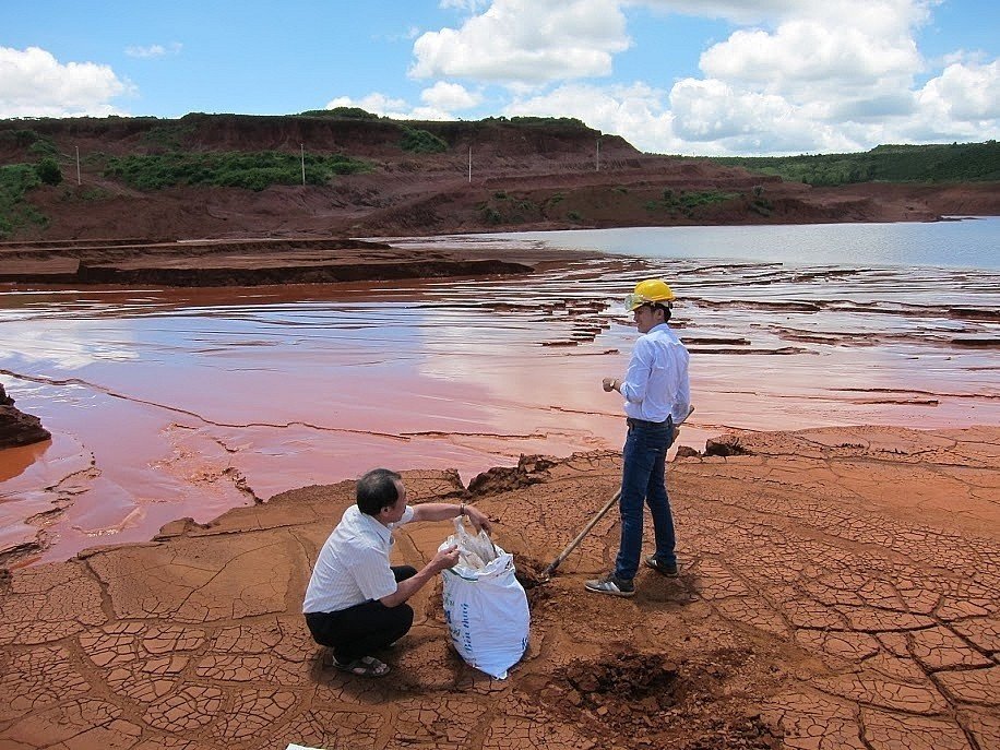 quặng bauxite