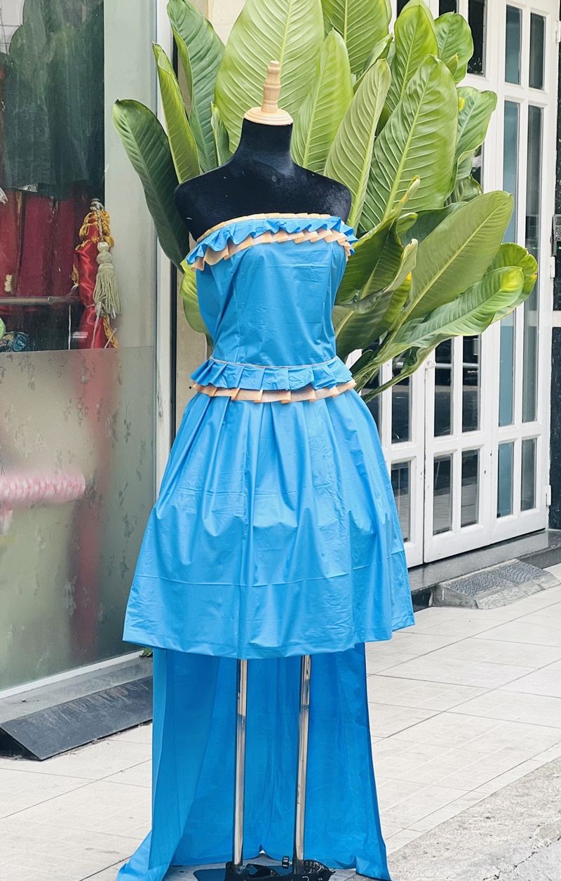 trang phục tái chế từ áo mưa