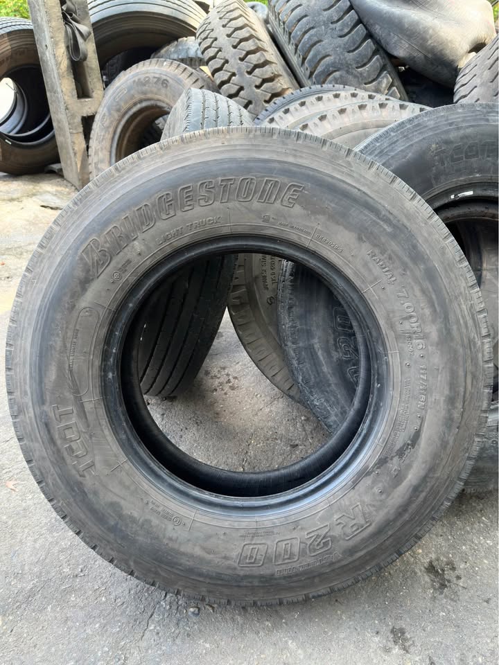 thu mua lốp xe phế liệu