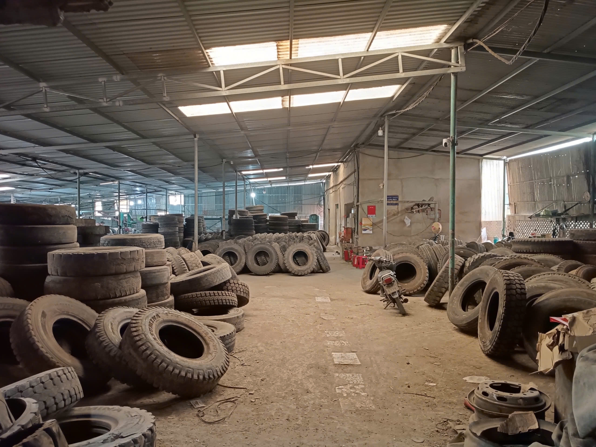 thu mua lốp xe phế liệu