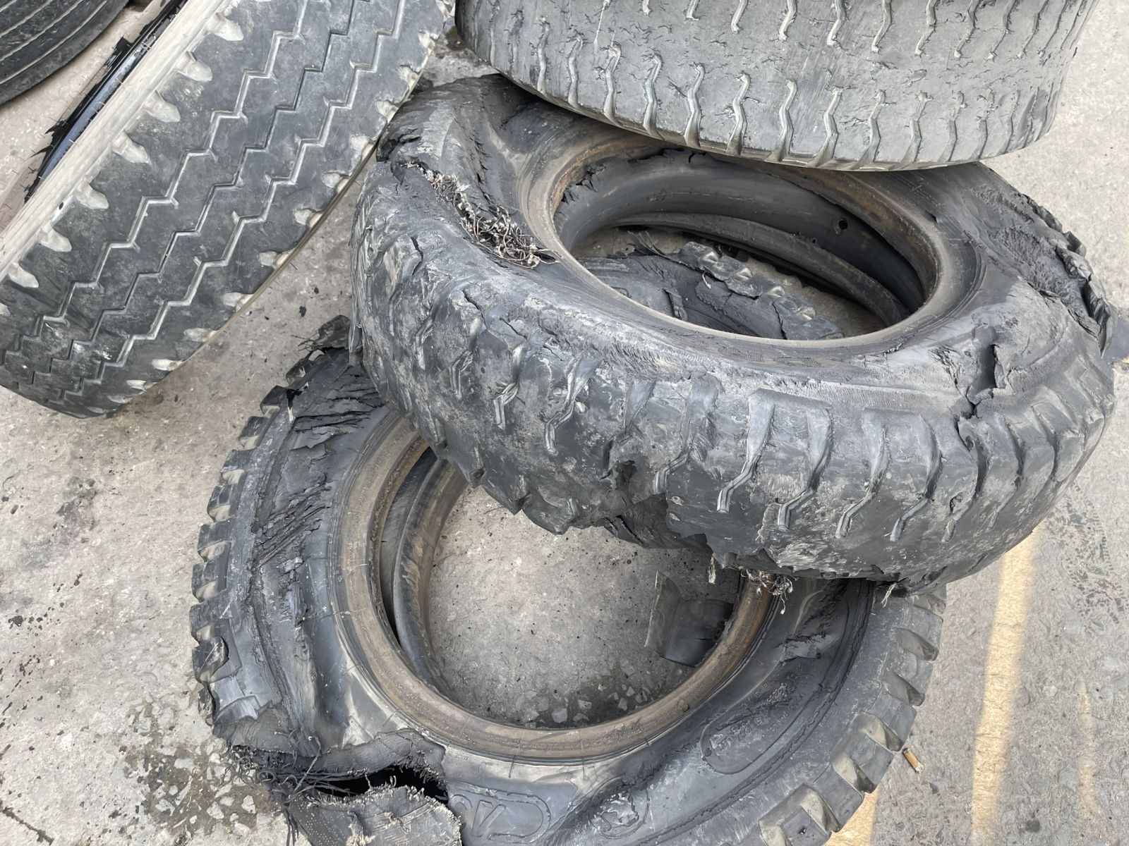 thu mua lốp xe phế liệu