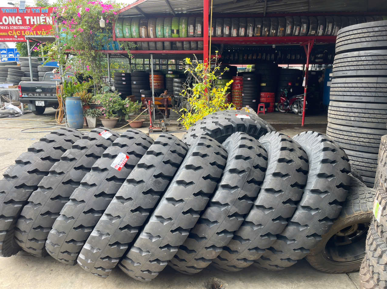thu mua lốp xe phế liệu
