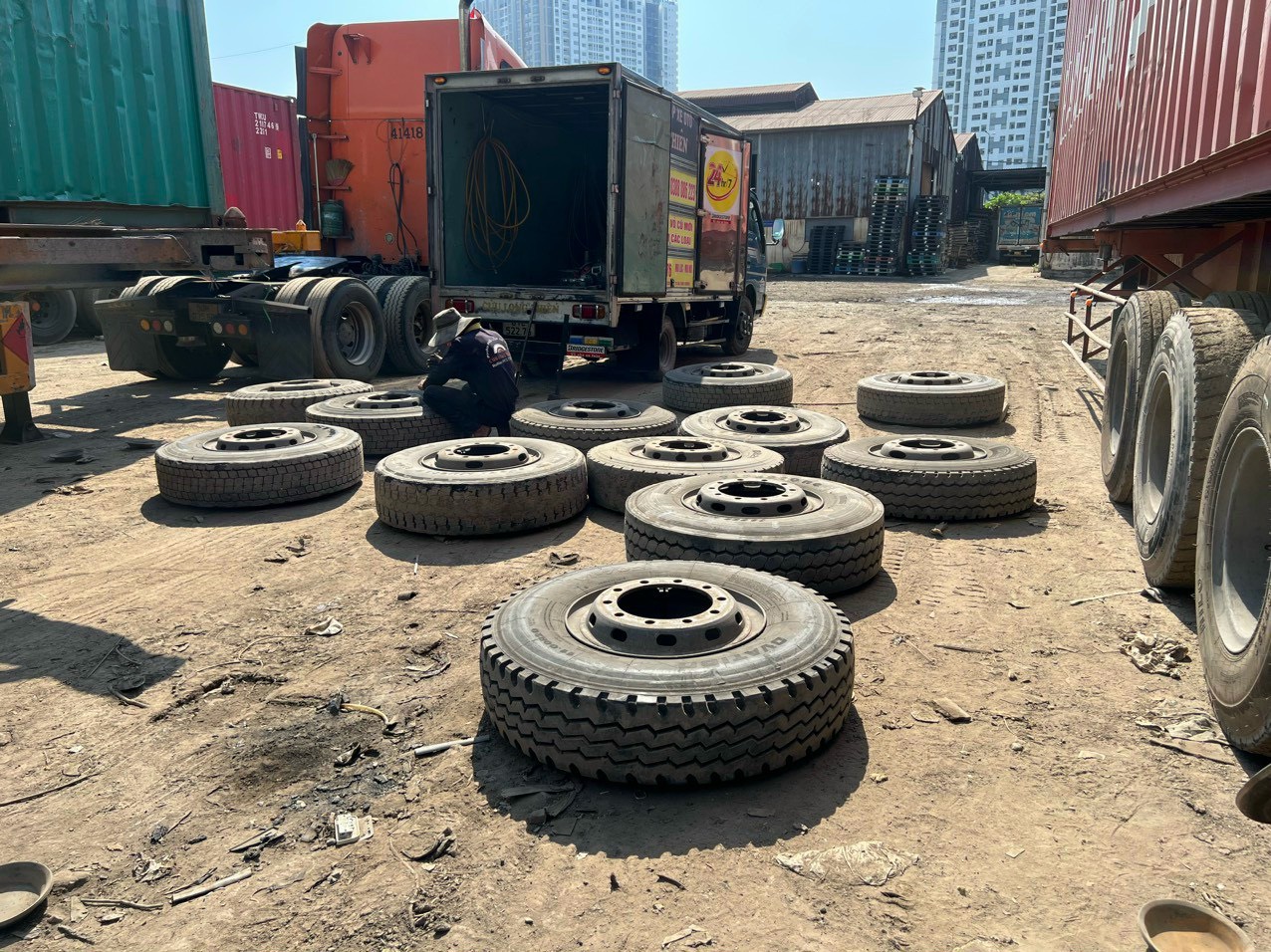 thu mua lốp xe phế liệu